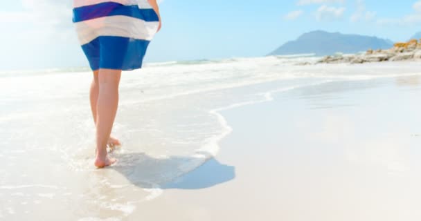 在阳光明媚的日子里 在海滩上赤脚行走的妇女的低谷部分 她赤脚走在4K 海滩上 — 图库视频影像