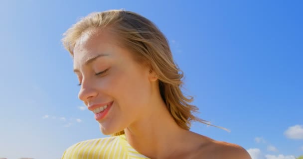 Vorderansicht Einer Jungen Kaukasischen Frau Die Strand Steht Shre Lächelt — Stockvideo