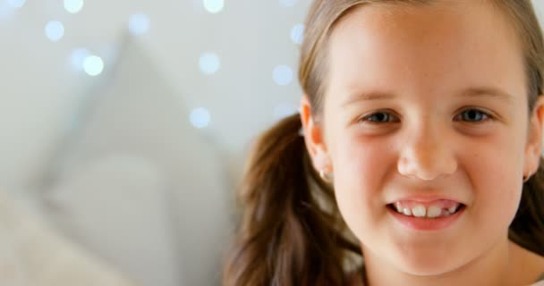 Retrato Una Niña Feliz Chica Sonriendo Mientras Mira Cámara — Vídeos de Stock