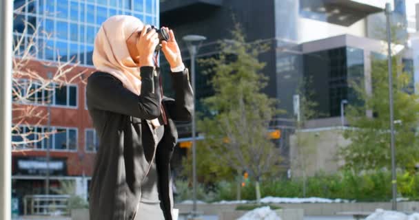 Vista Frontal Jovem Mulher Asiática Hijab Clicando Fotos Com Câmera — Vídeo de Stock