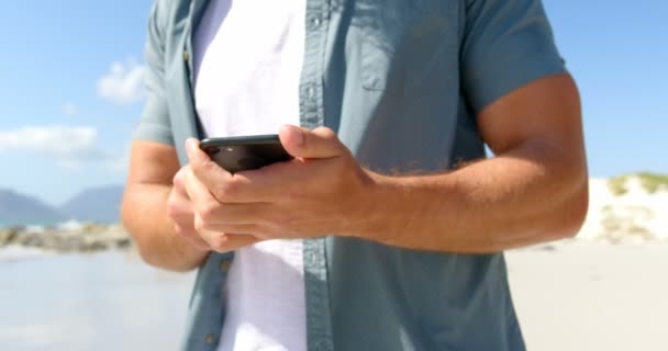 Mitten Delen Man Använder Mobiltelefon Stranden Solig Dag Han Textmeddelanden — Stockvideo