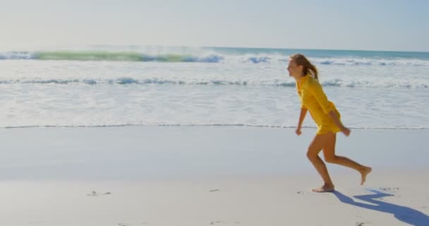 Boční Pohled Mladá Běloška Běží Pláži Ona Skákání Baví Pláži — Stock video