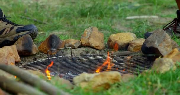 营地的篝火特写镜头 在森林4K 的露营地 坐在篝火旁的男子 — 图库视频影像
