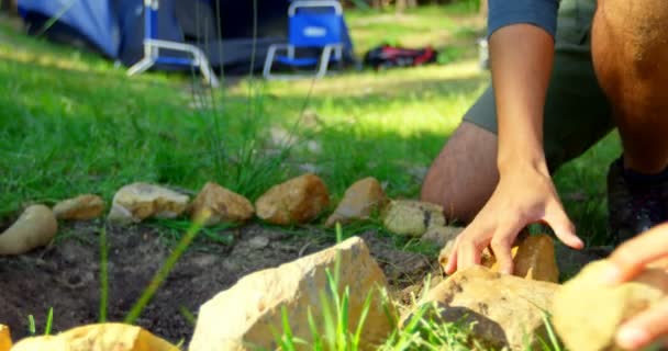 Man Vreugdevuur Het Forest Voorbereiden Een Zonnige Dag Man Bedrijf — Stockvideo