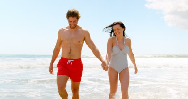 Front View Young Caucasian Couple Walking Hand Hand Beach Interacting — Stock Video