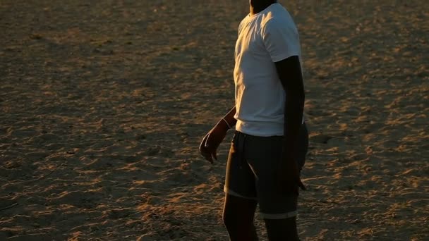 Rapaz Jogar Parque Infantil Com Futebol Rapaz Tentar Apanhar Futebol — Vídeo de Stock