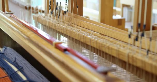 Close Van Hand Loom Machine Een Lege Workshop Threads Een — Stockvideo