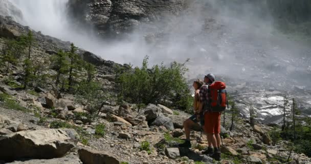 Widok Młody Turysta Kaukaski Para Plecakami Stojący Lesie Wskazując Przodu — Wideo stockowe
