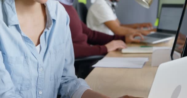 Uppmärksamma Kvinnliga Verkställande Använder Laptop Office Medarbetare Som Arbetar Bakgrunden — Stockvideo