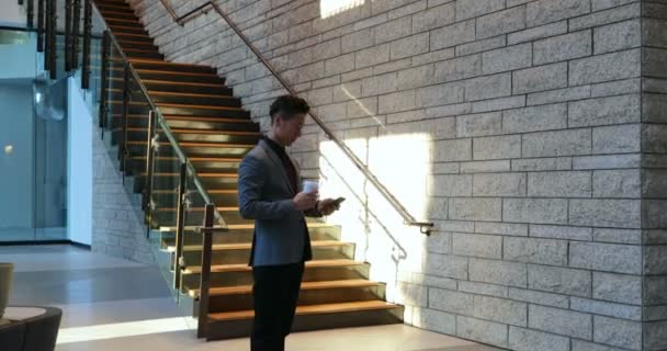 商人在办公室里使用手机 背景4K 中的同事 — 图库视频影像