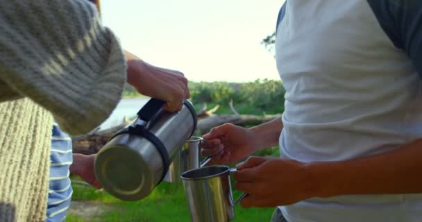 Mittelteil Einer Frau Die Wasser Kaffeebecher Gießt Paar Bereitet Kaffee — Stockvideo