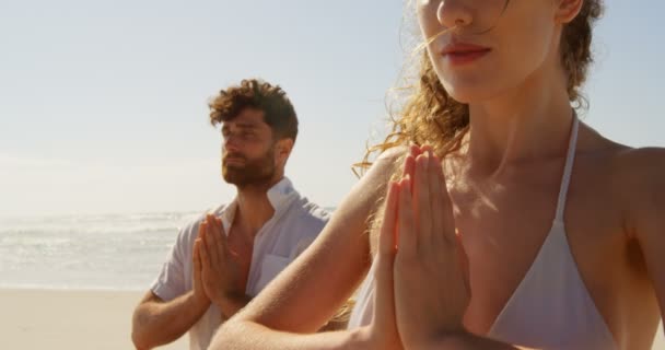 Pareja Realizando Yoga Playa Día Soleado Pareja Meditando Juntos — Vídeo de stock