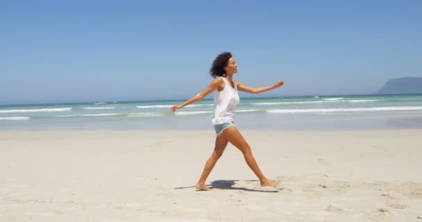 Mujer Divirtiéndose Playa Día Soleado Mujer Emocionada Caminando Playa — Vídeos de Stock