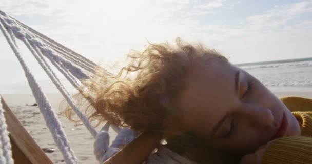 Mulher Dormindo Rede Praia Mulher Relaxante Rede — Vídeo de Stock