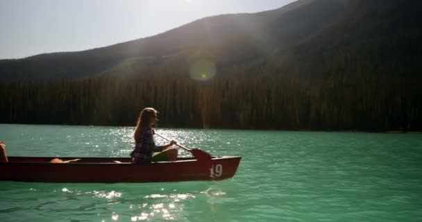 Vue Latérale Jeune Couple Rameur Sur Une Rivière Turquoise Belles — Video