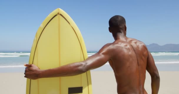 Мужчина Серфер Стоит Доской Серфинга Пляже Вид Сзади Серфера — стоковое видео