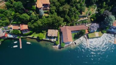 Güzel şehir yemyeşil yeşil ağaçları ile çevrili, hava. Küçük kasaba Gölü 4 k ile birlikte