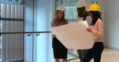 Ofis planı üzerinde tartışırken Mimarlar grubudur. Plan 4 k tutan Mimarlar grubu