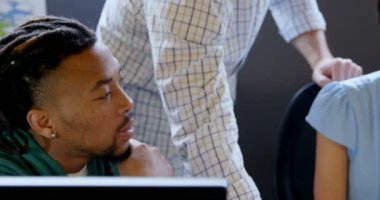 Birbirleriyle etkileşim ofiste iş adamları. İş adamları birlikte çalışan 4 k