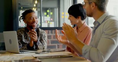 Şirket yöneticileri toplantıda alkış. Şirket yöneticileri, oturmak 4 k masa