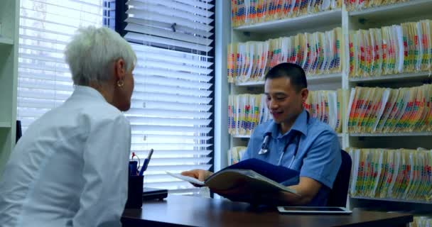 Mladých Asijských Lékař Vedoucí Pacienta Diskutovat Nad Lékařské Zprávy Klinice — Stock video
