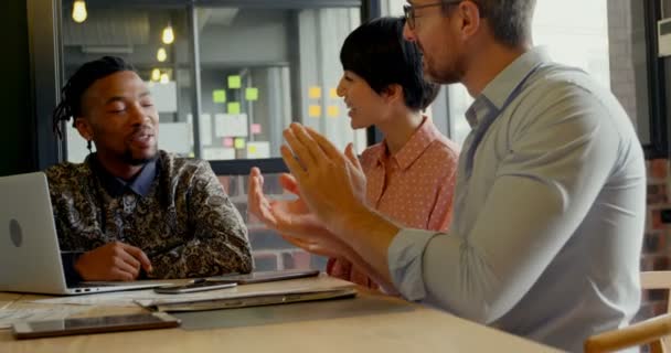 Ejecutivos Negocios Aplaudiendo Reunión Ejecutivos Negocios Sentados Mesa — Vídeo de stock