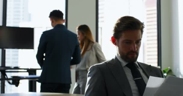 Homme Affaires Qui Regarde Des Documents Bureau Collèges Interagissant Les — Video