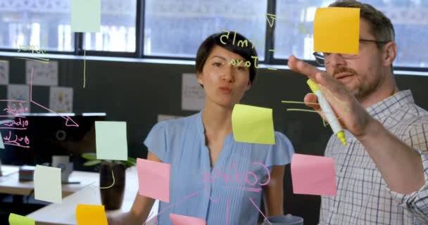 Ejecutivos Negocios Discutiendo Sobre Pared Vidrio Oficina Ejecutivos Negocios Trabajando — Vídeos de Stock