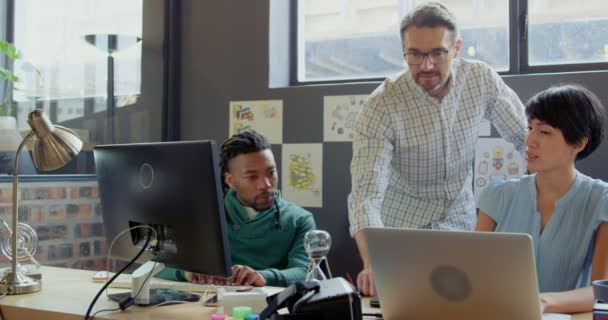 Деловые Люди Обсуждают Ноутбуком Офисе Деловые Люди Работающие Вместе — стоковое видео