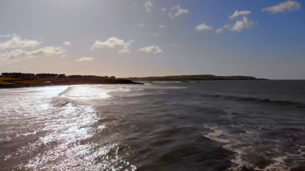 Прекрасне Море Сонячний День Спокійне Море Красиве Небо Задньому Плані — стокове відео