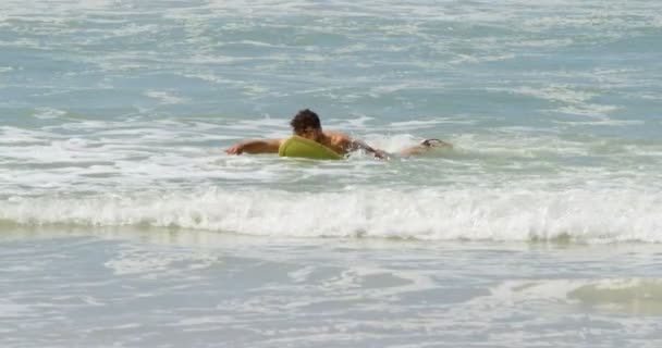 Mannelijke Surfer Surfen Met Surfplank Zee Bij Strand Golven Van — Stockvideo