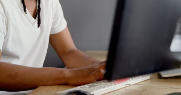 Προσεκτικός Αρσενικό Στέλεχος Που Εργάζονται Στον Υπολογιστή Στο Γραφείο Αρσενικό — Αρχείο Βίντεο