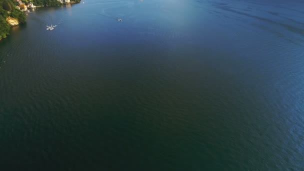 Vista Aérea Barcos Navegando Lago Superficie Agua Azul Ondulada — Vídeo de stock