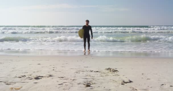 Manliga Surfer Promenader Med Surfbräda Stranden Manliga Surfare Håller Surfbräda — Stockvideo