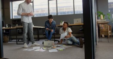 Birbirleriyle etkileşim ofiste iş adamları. İş adamları birlikte çalışan 4 k