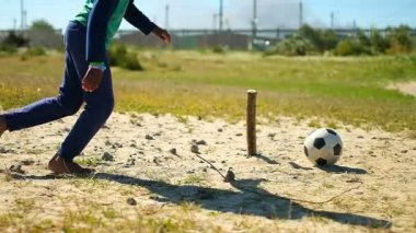 Toprağa futbol oynayan oyuncu. Çocuk spor zemin topu tekmeleme