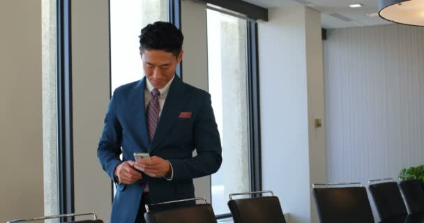 Επιχειρηματίας Χρησιμοποιώντας Ψηφιακό Tablet Στο Γραφείο Επιχειρηματίας Κρατώντας Κινητό Τηλέφωνο — Αρχείο Βίντεο
