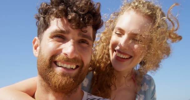 Романтична Пара Обіймає Один Одного Пляжі Пара Романтичний Пляжі — стокове відео