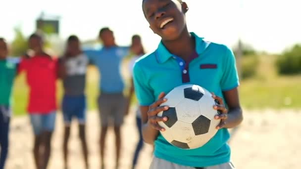 Chłopiec Uśmiecha Się Patrząc Kamery Chłopiec Trzymając Ręku Piłki Nożnej — Wideo stockowe