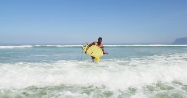 Chodzenie Deski Surfingowej Plaży Mężczyzna Surfer Mężczyzna Surfer Posiadających Deska — Wideo stockowe