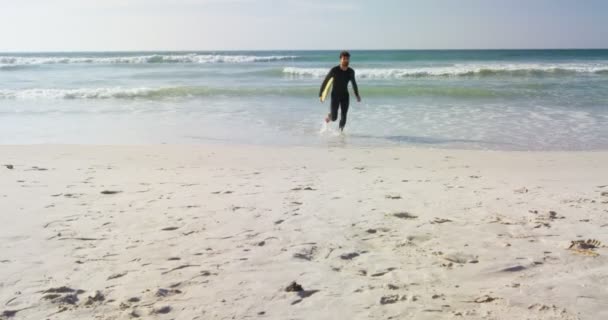 Surfista Masculino Correr Com Prancha Surf Praia Surfista Masculino Segurando — Vídeo de Stock