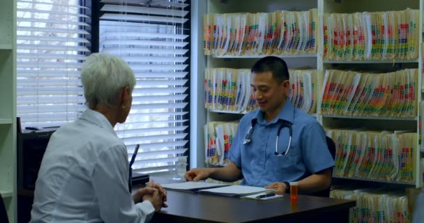 Молодой Врач Азиат Пожилой Пациент Взаимодействуют Друг Другом Клинике Молодой — стоковое видео