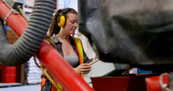 Vista Lateral Una Joven Trabajadora Caucásica Que Trabaja Fábrica Joven — Vídeo de stock