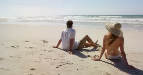 Ζευγάρι Χαλαρωτικό Μαζί Στην Παραλία Οπίσθια Όψη Της Ζευγάρι — Αρχείο Βίντεο