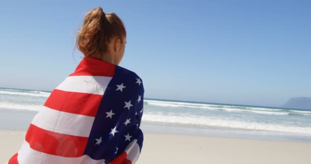 Frau Amerikanische Flagge Gehüllt Strand Stehend Frau Mit Amerikanischer Flagge — Stockvideo