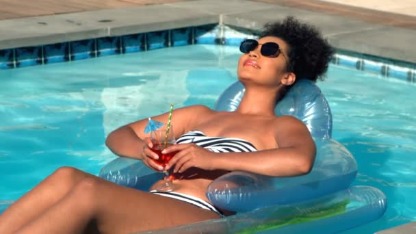 Woman Relaxing Floating Pool Lounger Swimming Pool Woman Holding Cocktail — Stock Video