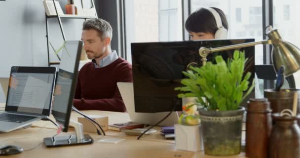 Geschäftsleute Interagieren Büro Miteinander Geschäftsleute Arbeiten Zusammen — Stockvideo