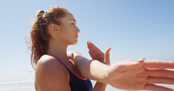 Femme Faisant Exercice Plage Par Une Journée Ensoleillée Mer Calme — Video