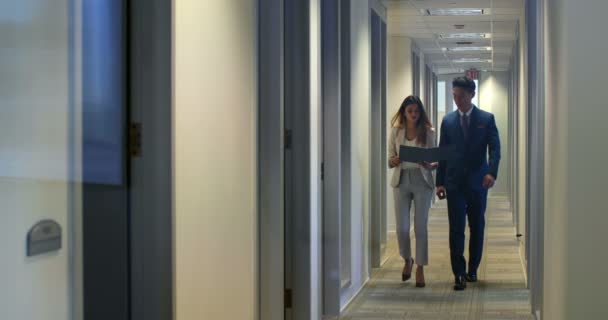商务人士在办公室里相互交流 在办公室散步的商务人士4K — 图库视频影像