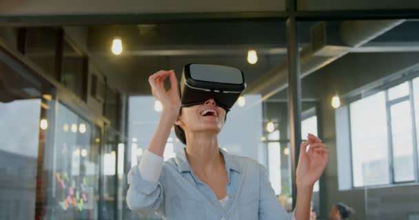 Ejecutiva Femenina Usando Auriculares Realidad Virtual Oficina Mujer Gesto Ejecutivo — Vídeo de stock